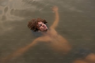 Ein Mann, der in einem Gewässer schwimmt