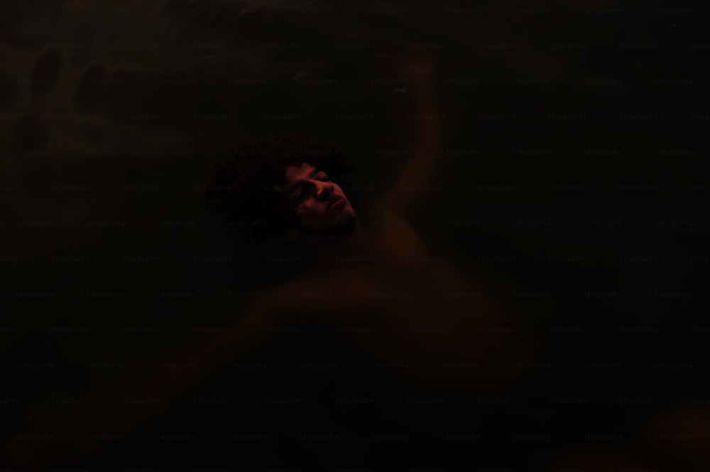 Un hombre nadando en un cuerpo de agua