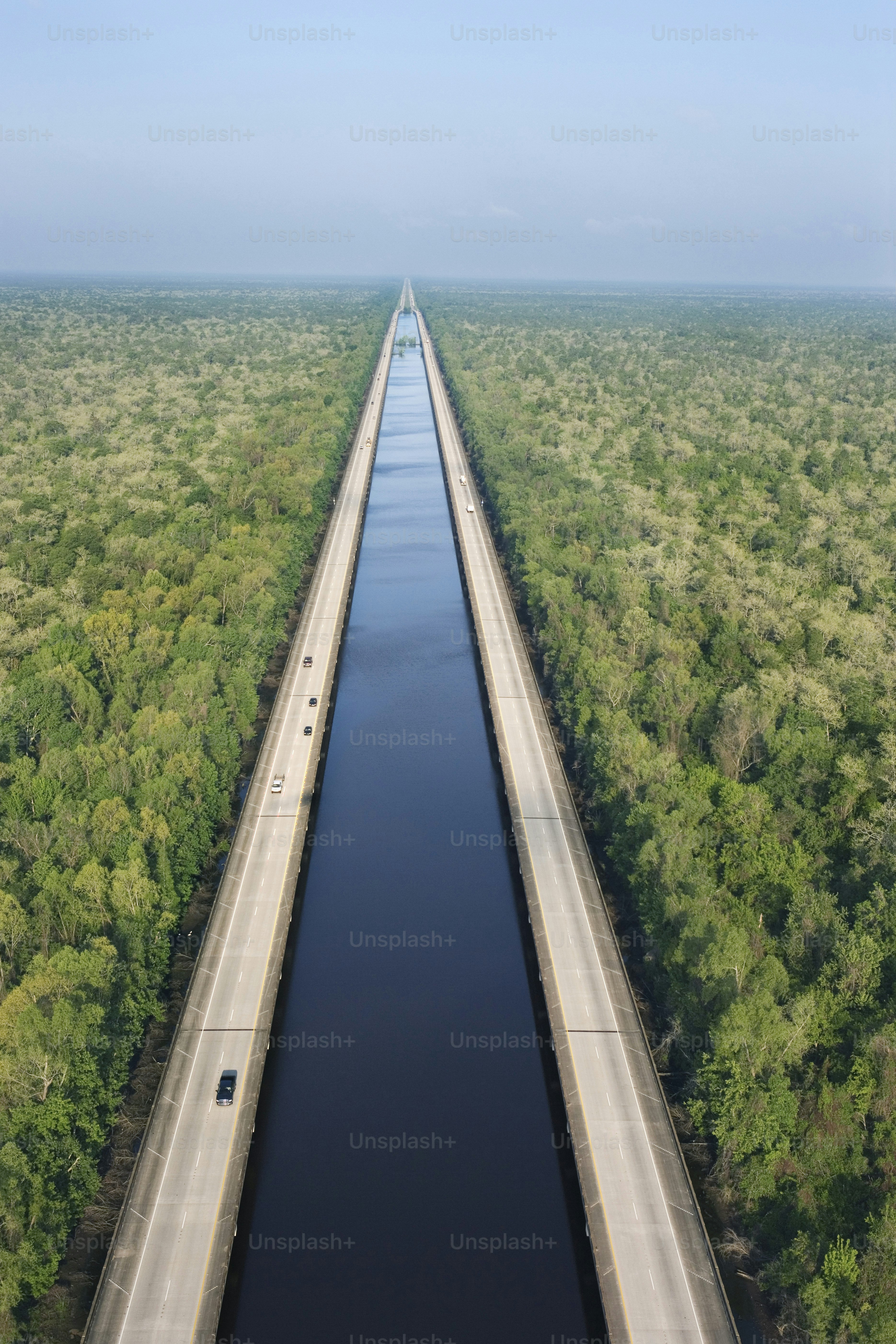 Una vista aérea de un puente sobre un río