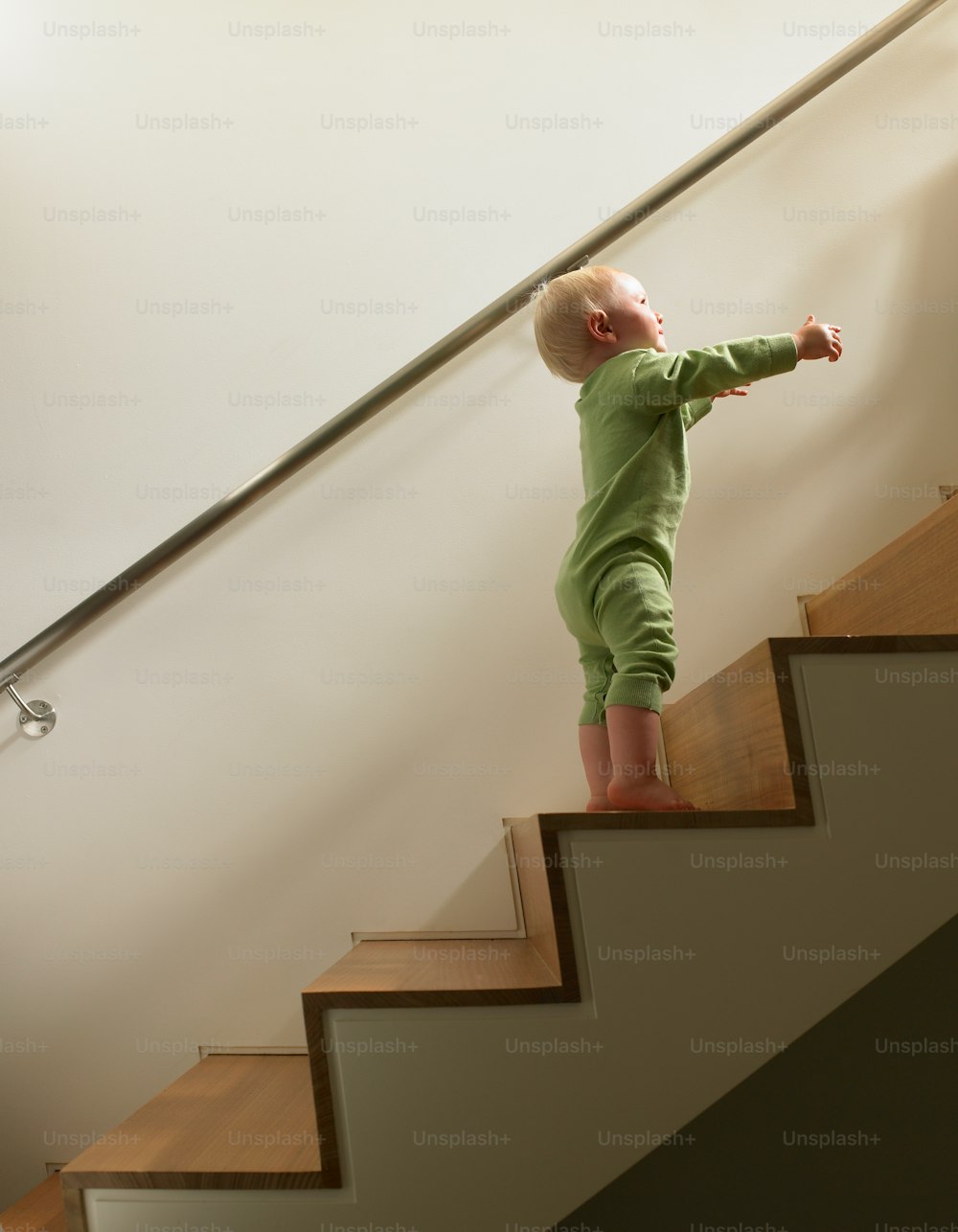 uma criança pequena em pé em um conjunto de escadas