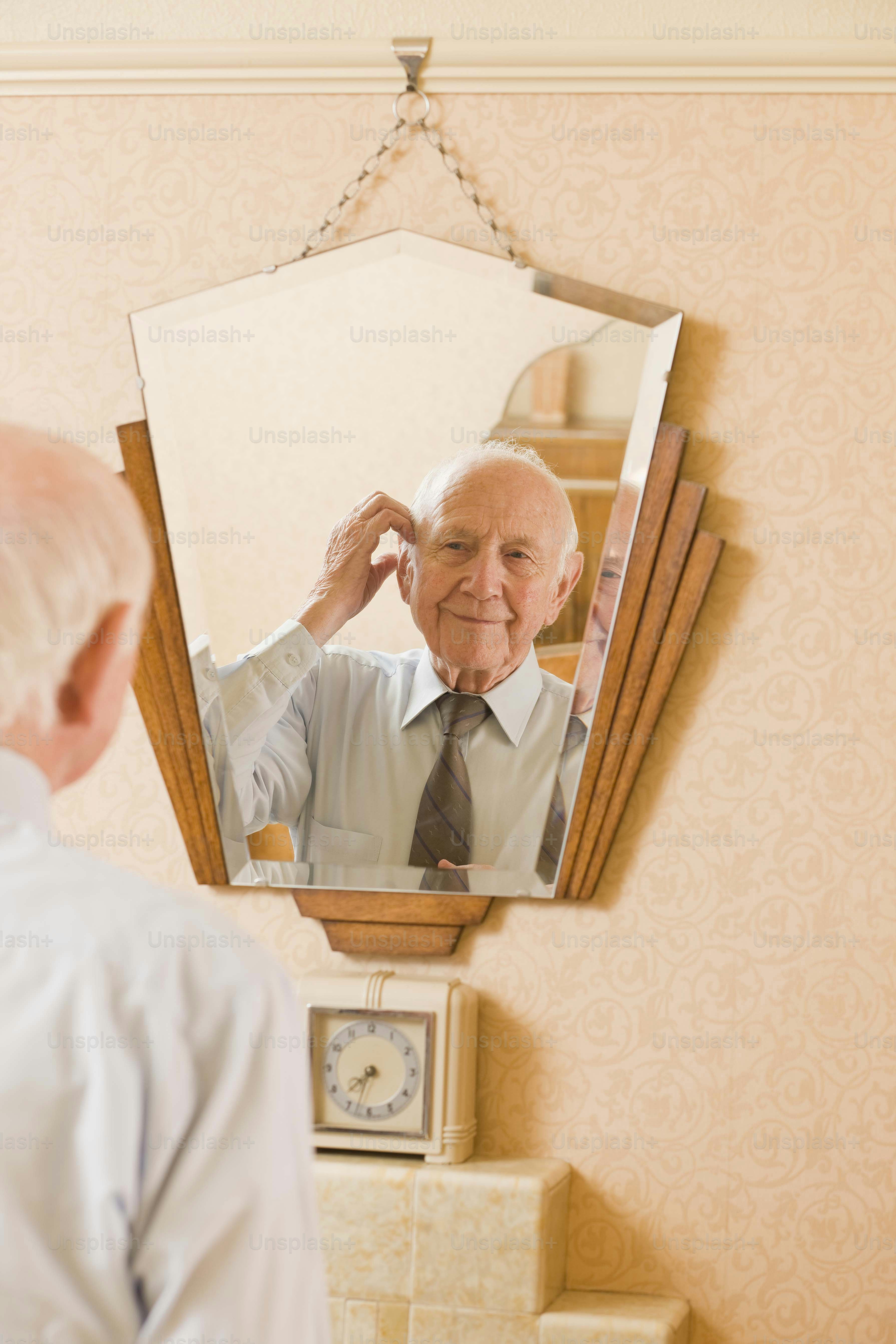 Ein Mann betrachtet sich selbst im Spiegel