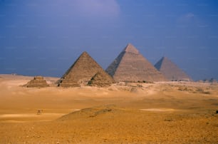 Un grupo de tres pirámides en el desierto