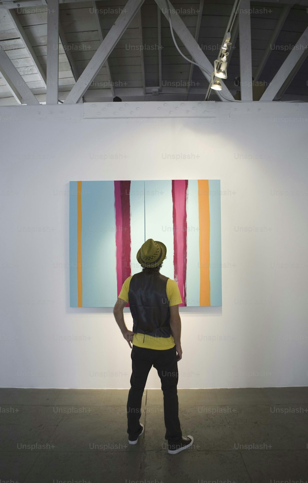 una persona in piedi di fronte a un dipinto