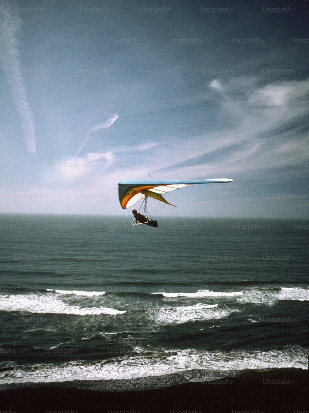 海の上を凧を飛ばす人
