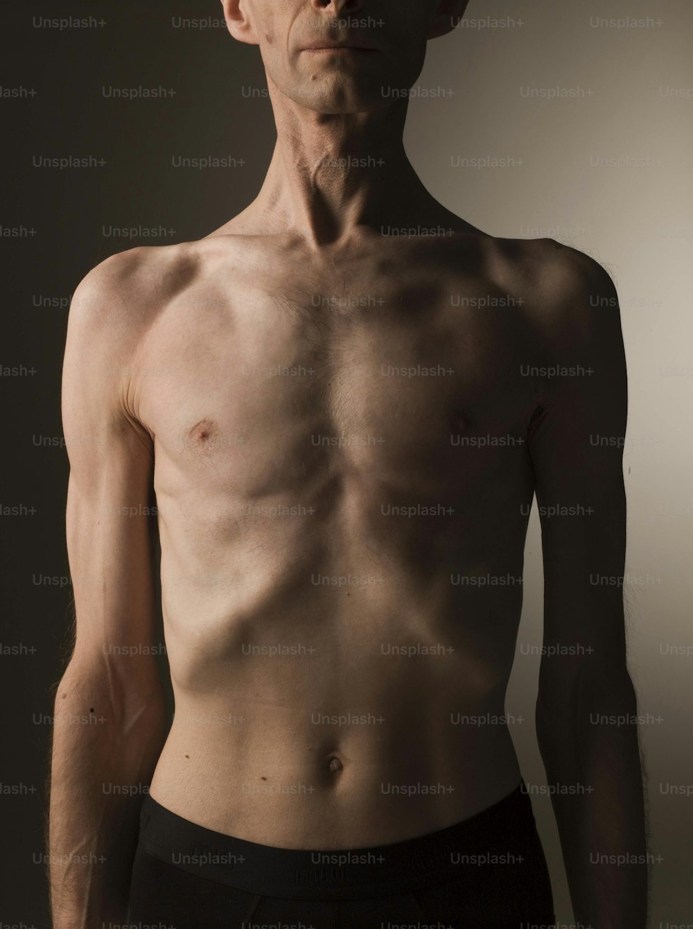 Un uomo senza camicia in posa per una foto