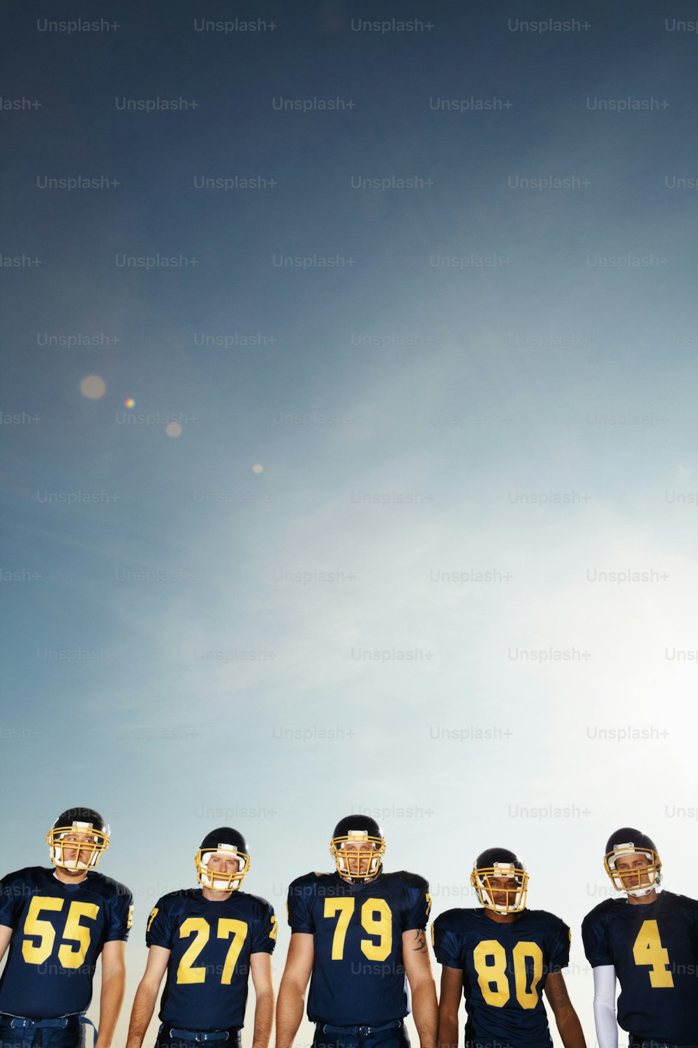 맑은 하늘을 배경으로 줄을 서 있는 프로 축구 선수 팀의 초상화