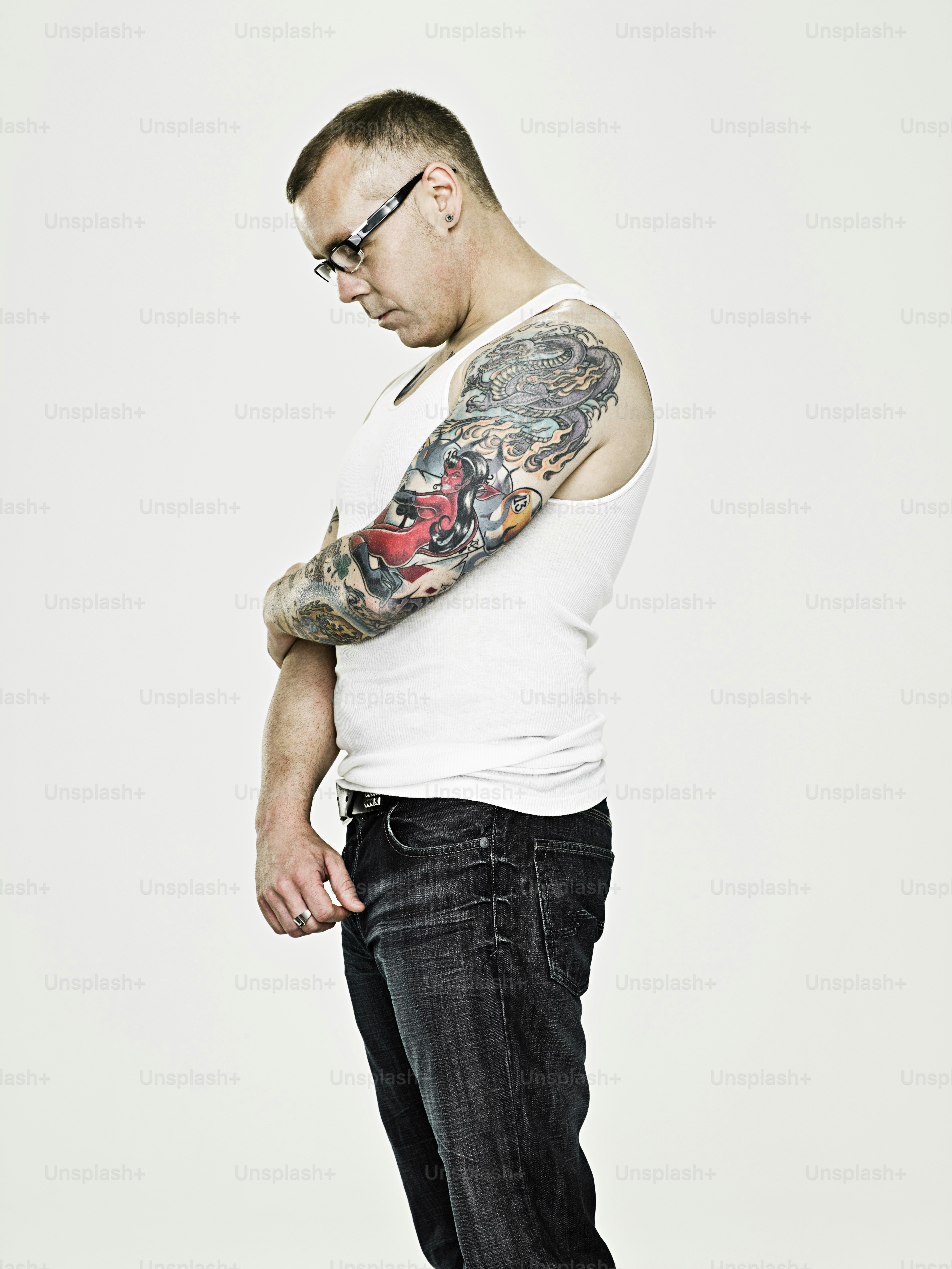 Ein Mann mit einem Tattoo auf dem Arm