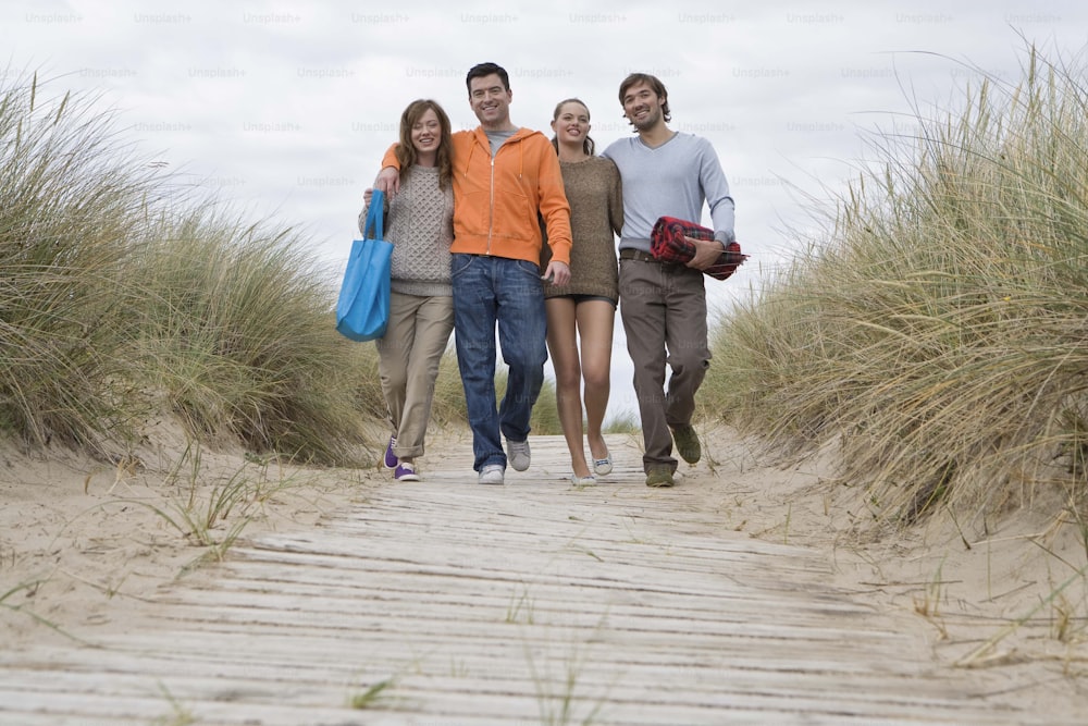 Un grupo de personas caminando por una pasarela de madera