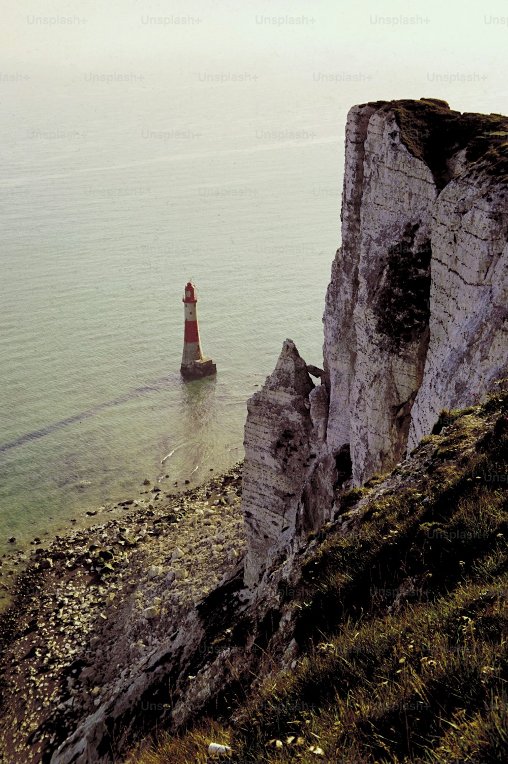 un phare sur une falaise rocheuse surplombant l’océan