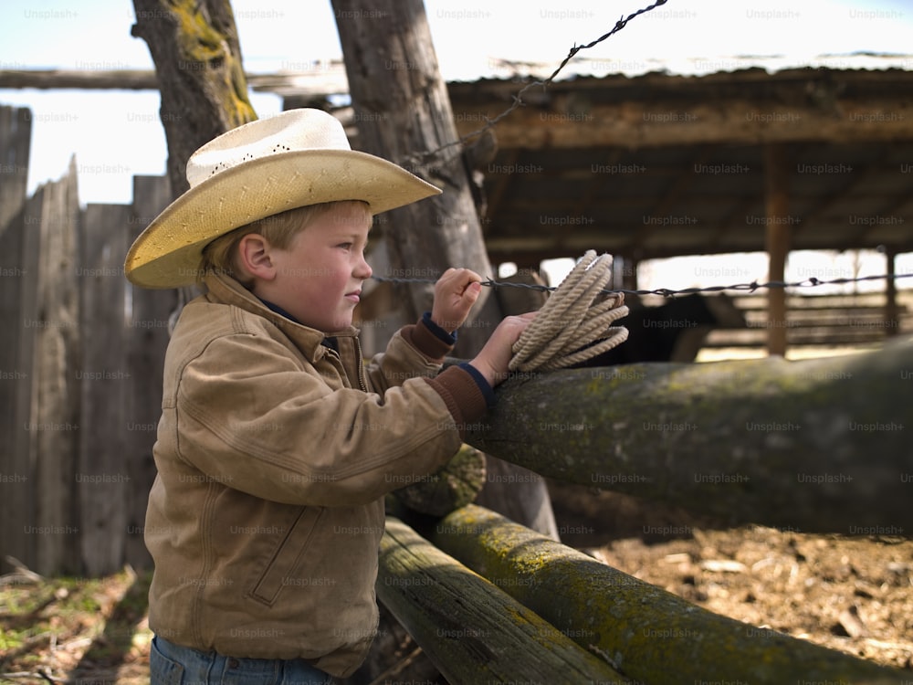 モンタナ州ビッグティンバーの投げ縄を持つ牧場の若いカウボーイ