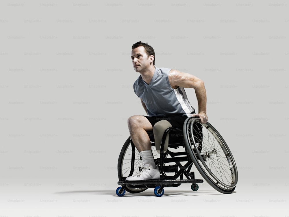 Un uomo su una sedia a rotelle con una racchetta da tennis