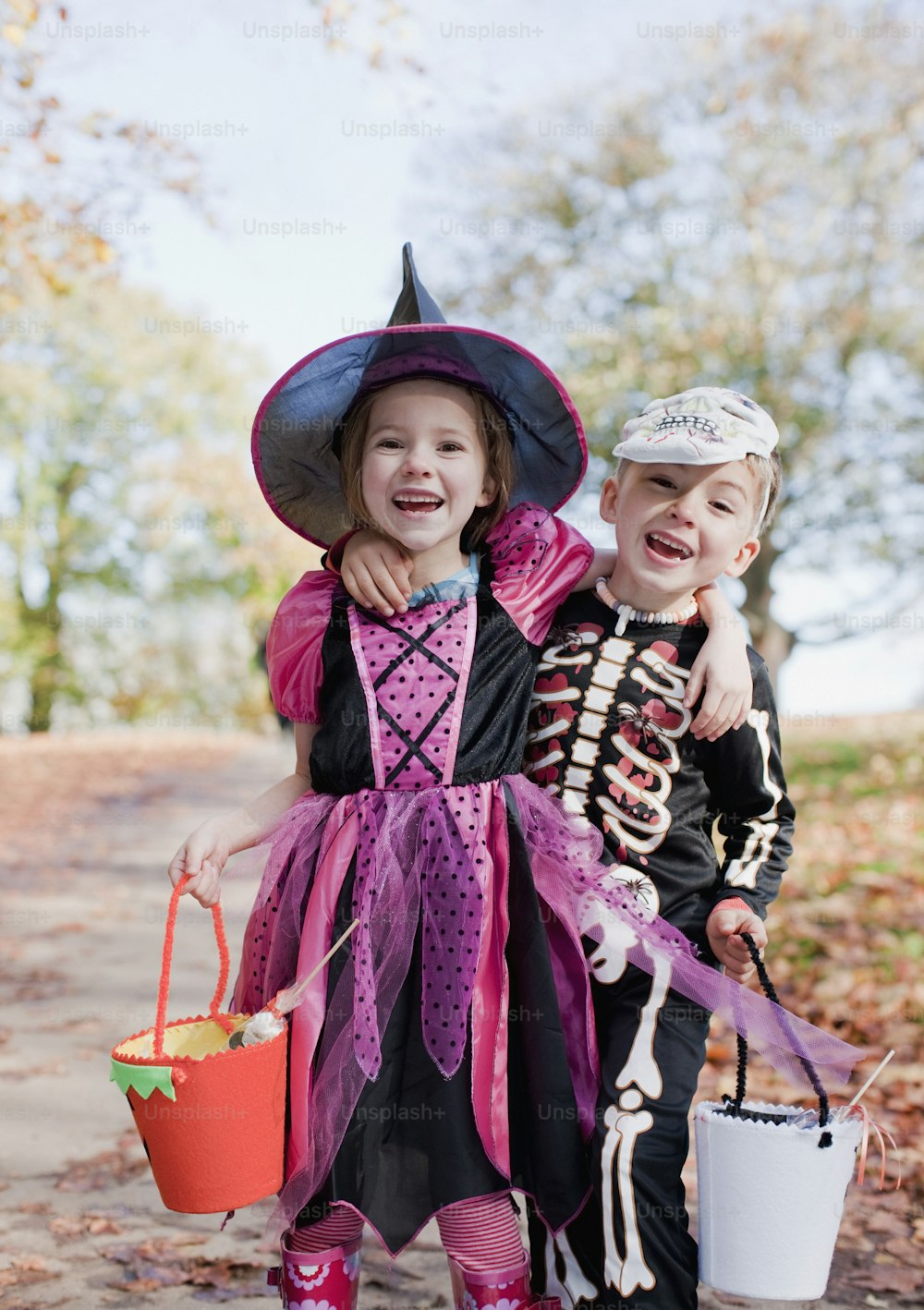 Duas crianças vestidas com fantasias de Halloween