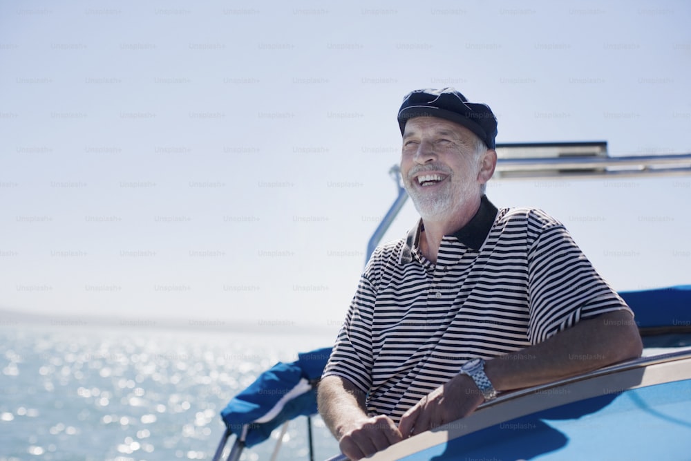 um homem sentado em cima de um barco sobre um corpo de água