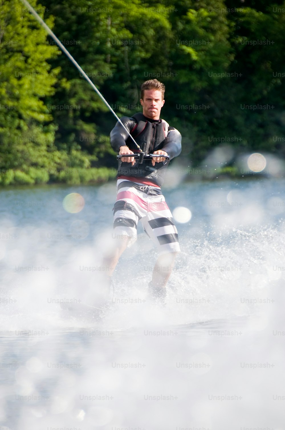 Un uomo che cavalca uno sci nautico in cima a un lago