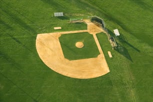 uma vista aérea de um campo de beisebol no meio de um campo