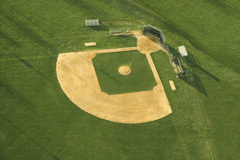 una veduta aerea di un campo da baseball nel mezzo di un campo