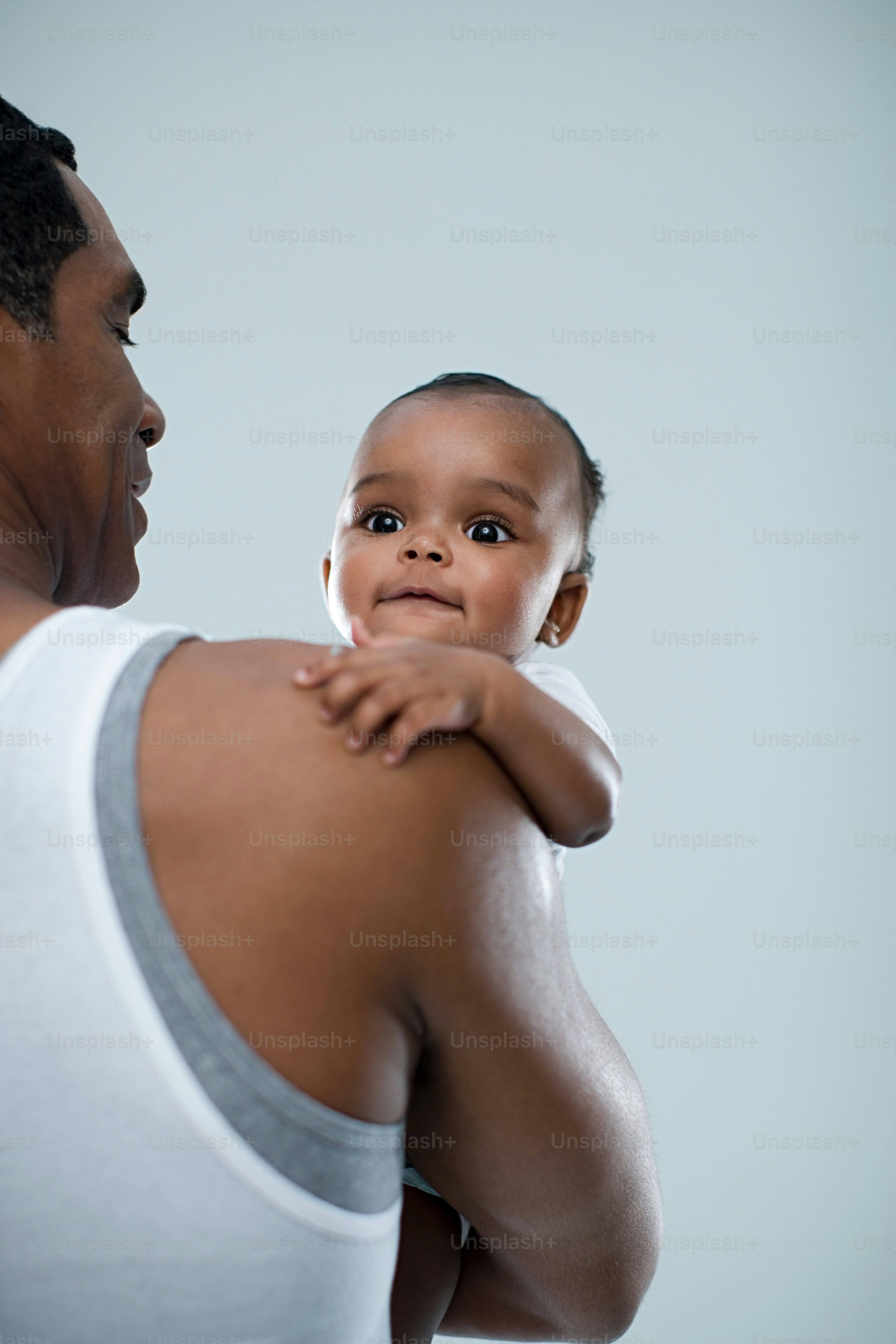 Un homme tenant un petit enfant dans ses bras