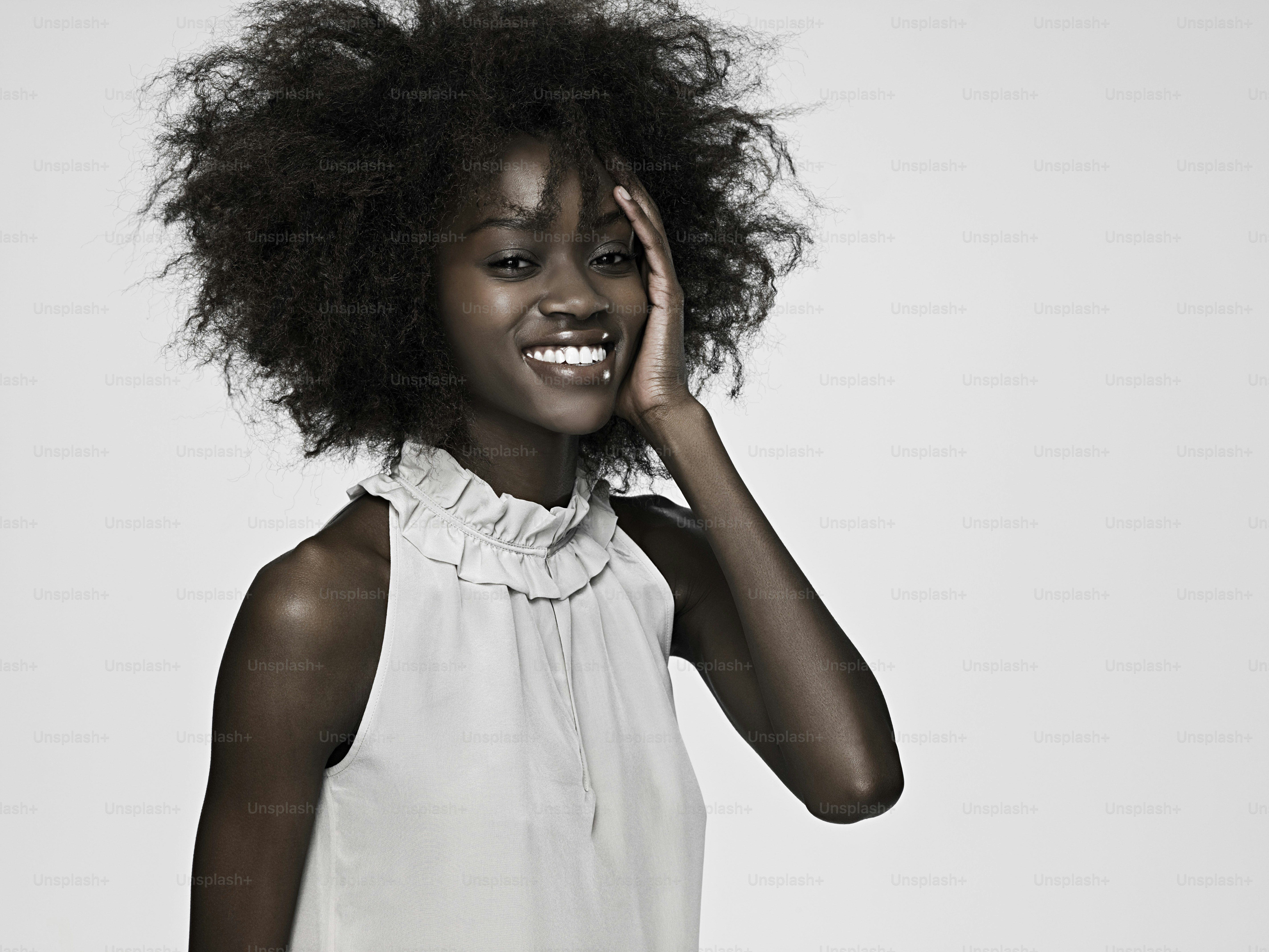 Uma mulher com um afro está posando para uma foto