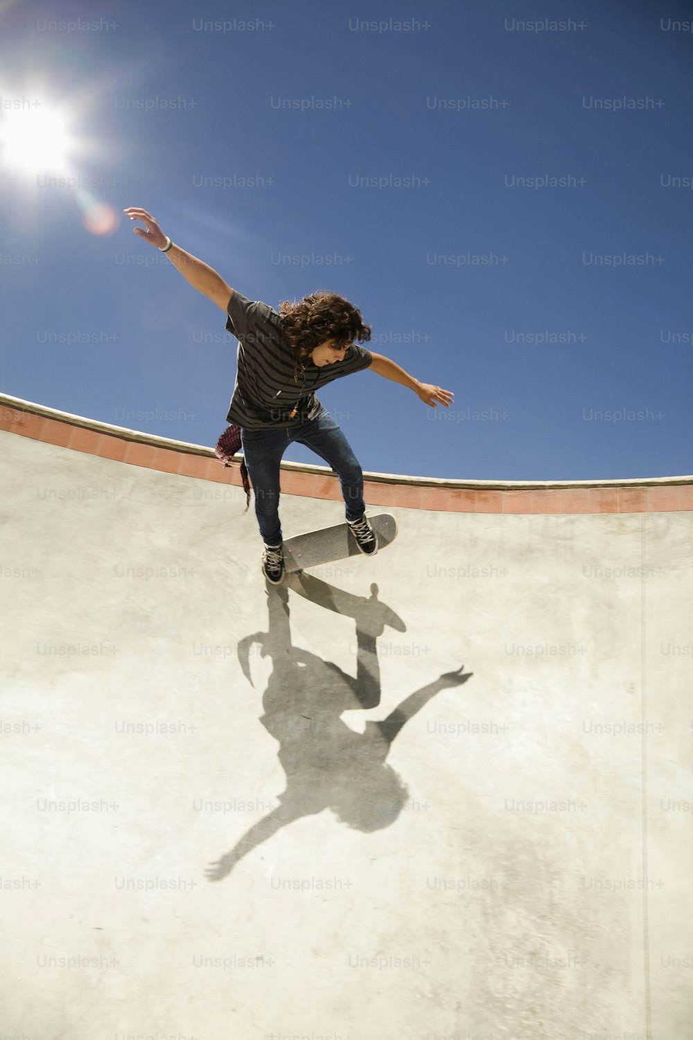 Ein Mann, der mit einem Skateboard die Seite einer Rampe hinauffährt