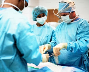 Un grupo de médicos que realizan una cirugía en un paciente