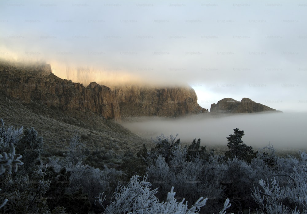 una montagna coperta di nebbia e nuvole basse