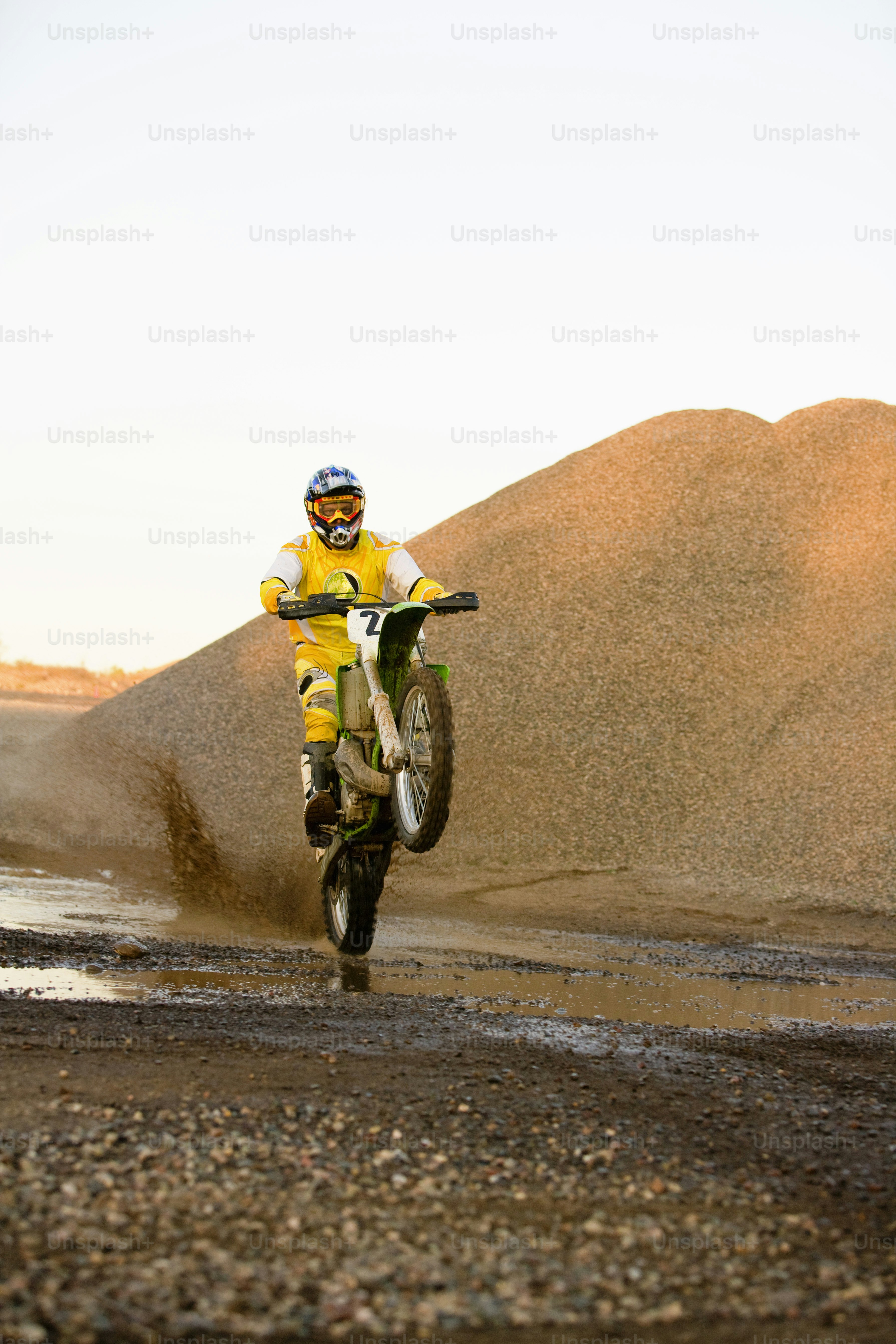 um homem andando de bicicleta de terra em cima de um campo de terra