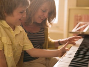 Une femme et un enfant jouant du piano