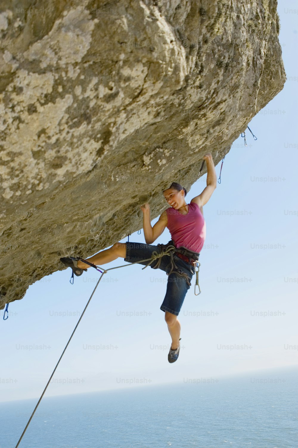 Ein Mann, der die Seite einer Klippe hinaufklettert