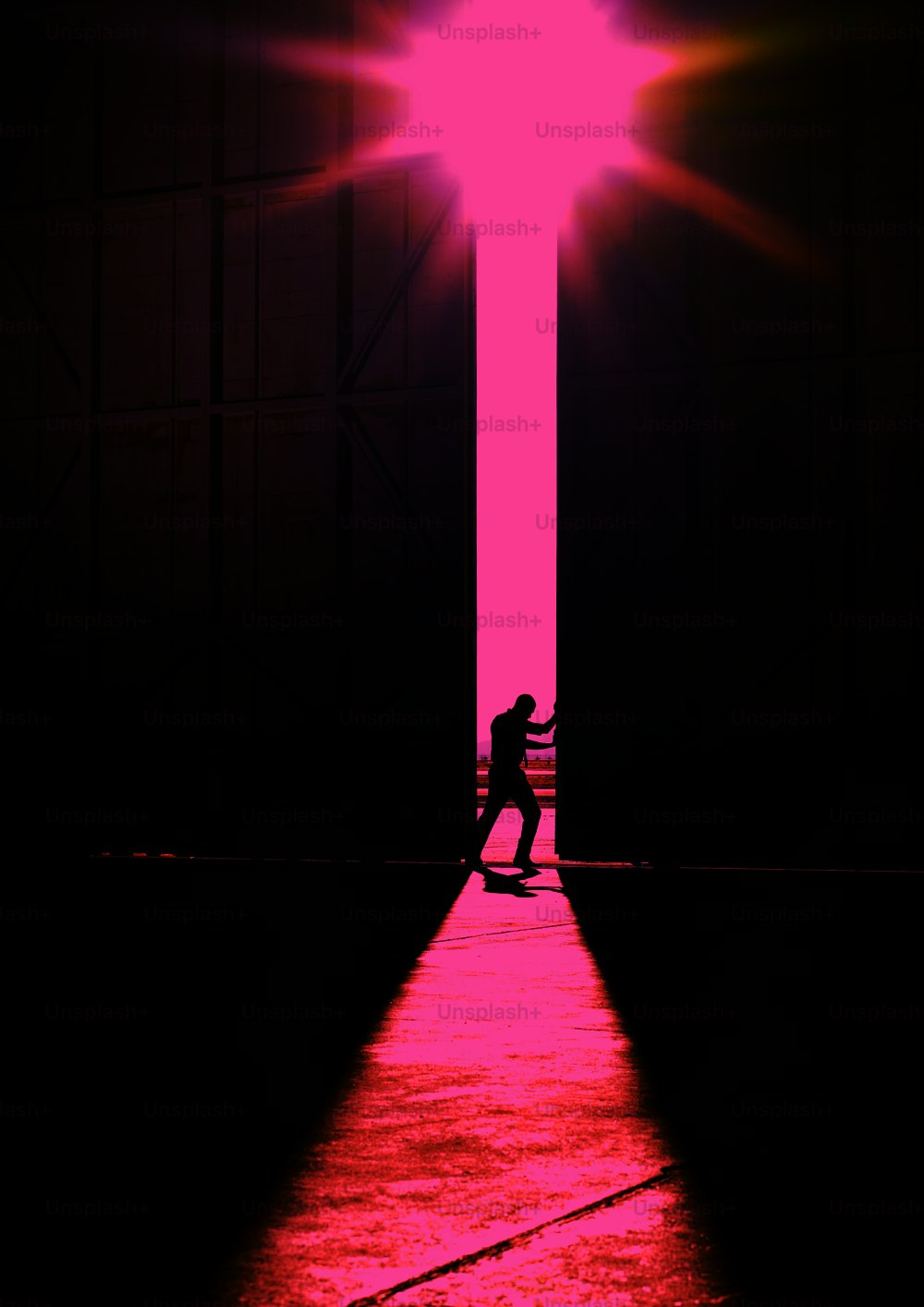 Una persona caminando a través de una puerta con el sol brillando sobre ellos