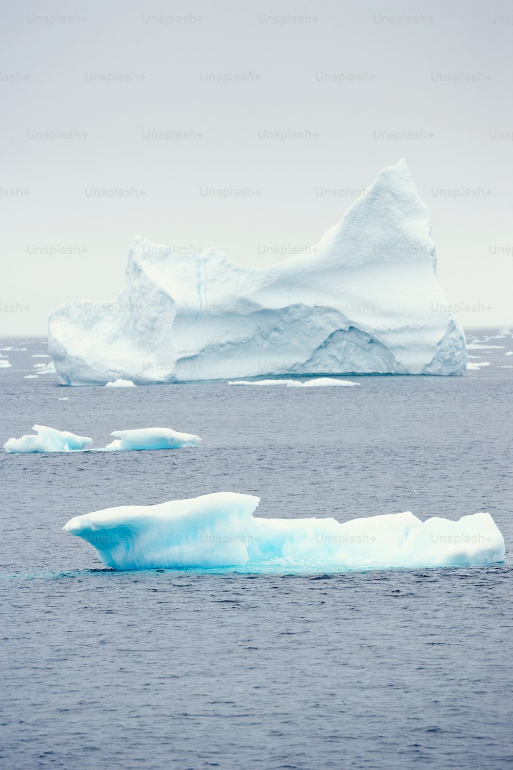Ein großer Eisberg, der mitten im Ozean schwimmt