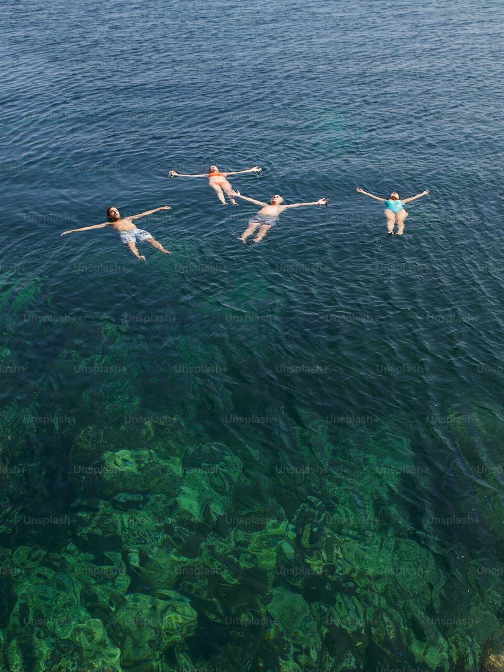 un groupe de personnes flottant au-dessus d’un plan d’eau