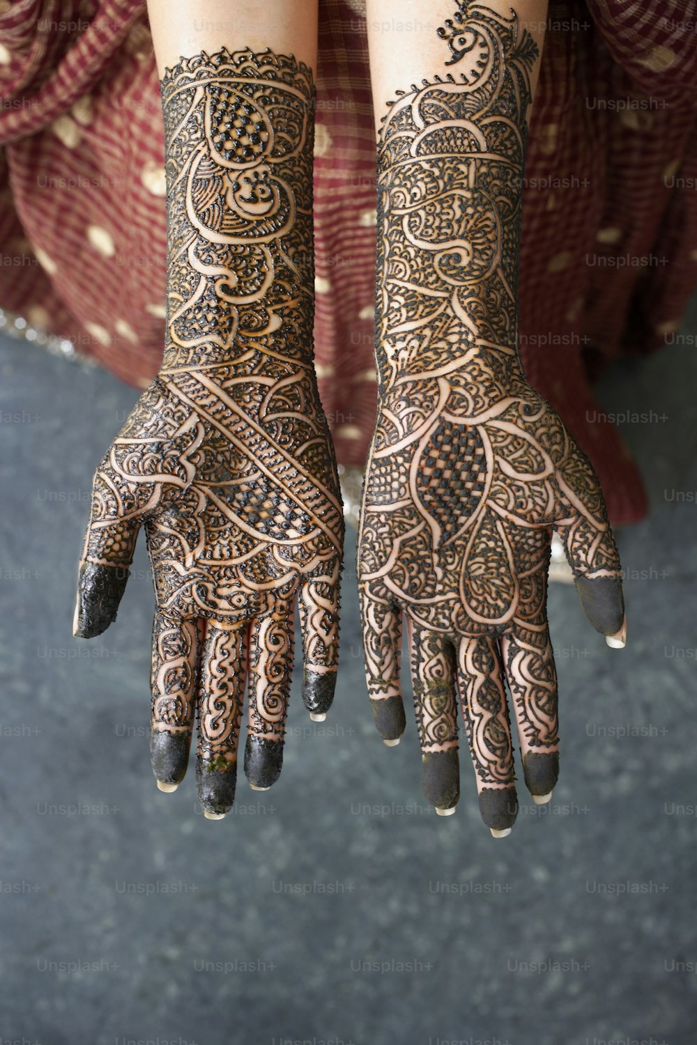 Die Hände einer Frau mit Henna-Tattoos darauf