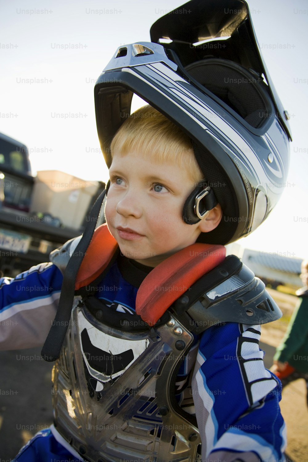 Ein kleiner Junge, der einen Helm und eine Schutzbrille trägt