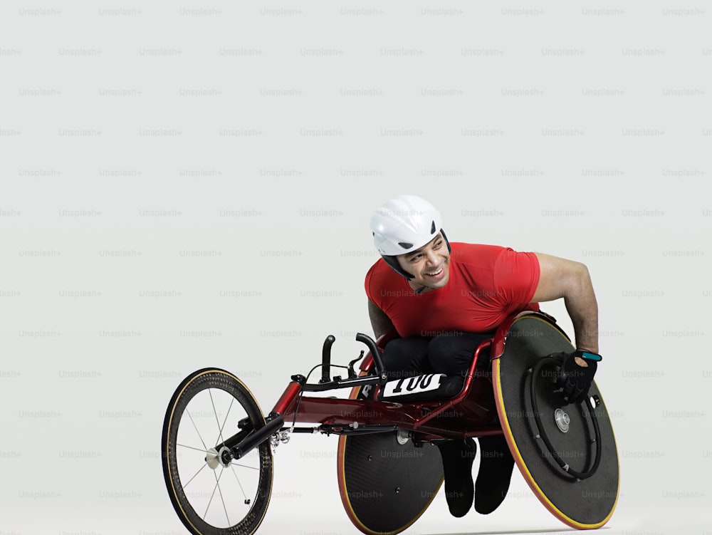 Un uomo su una sedia a rotelle su uno sfondo bianco