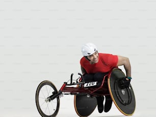 Un hombre en silla de ruedas sobre un fondo blanco