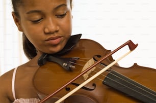 활로 바이올린을 연주하는 어린 소녀