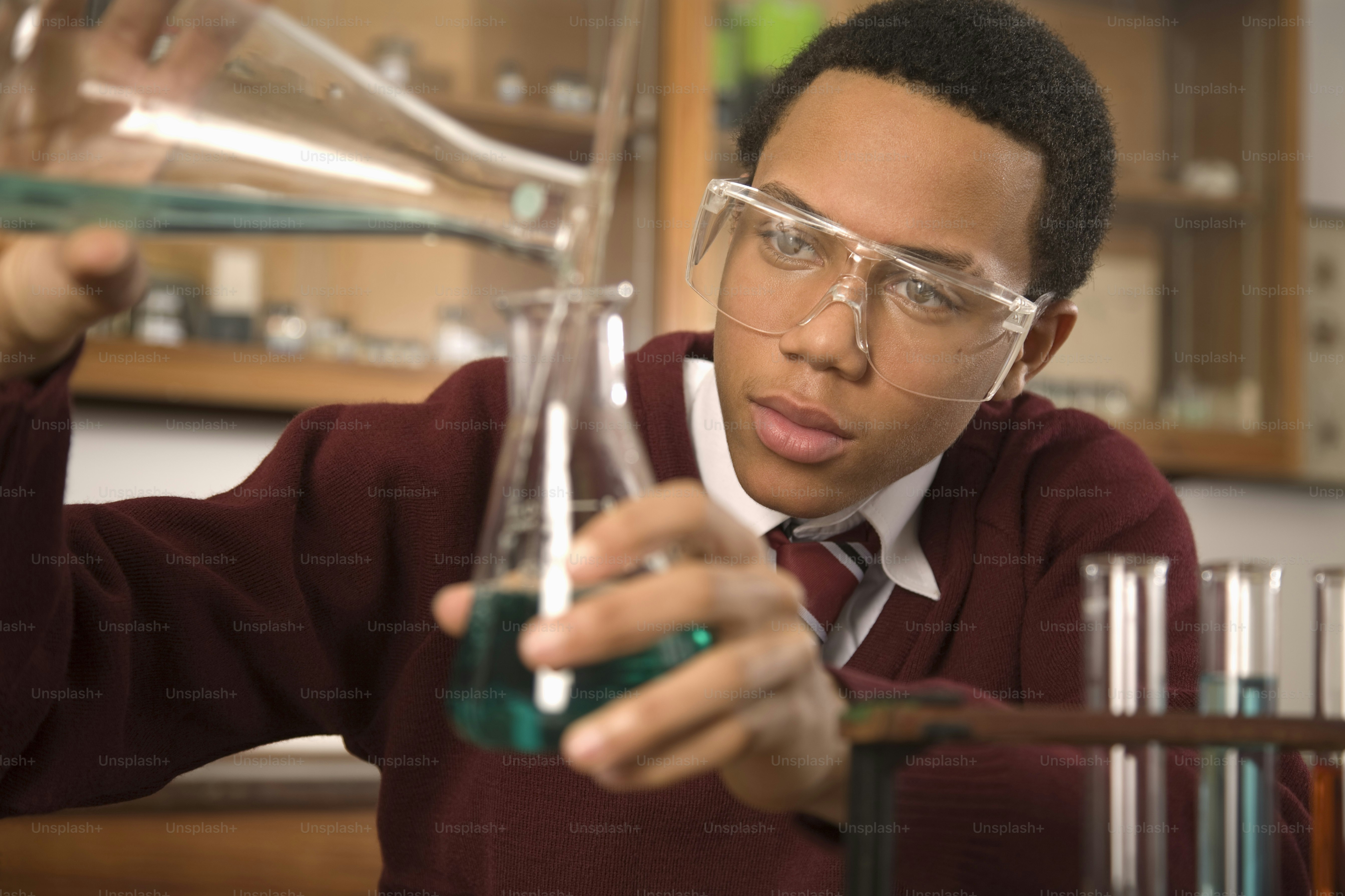 Ein junger Mann, der eine Brille trägt und einen Schnabel hält