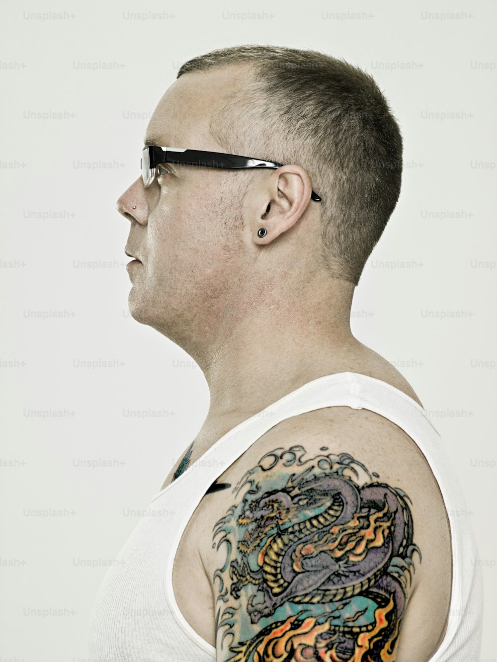 Un homme avec un tatouage de dragon sur le bras