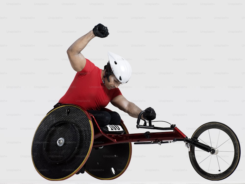 um homem em uma cadeira de rodas fazendo um truque