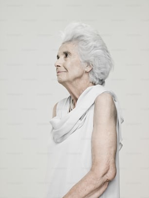 Eine alte Frau mit weißen Haaren und einem weißen Hemd