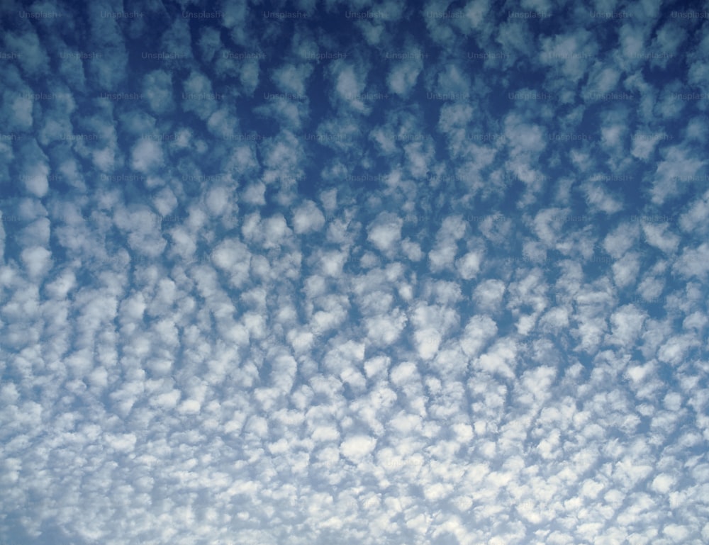 Un avión volando en el cielo con muchas nubes