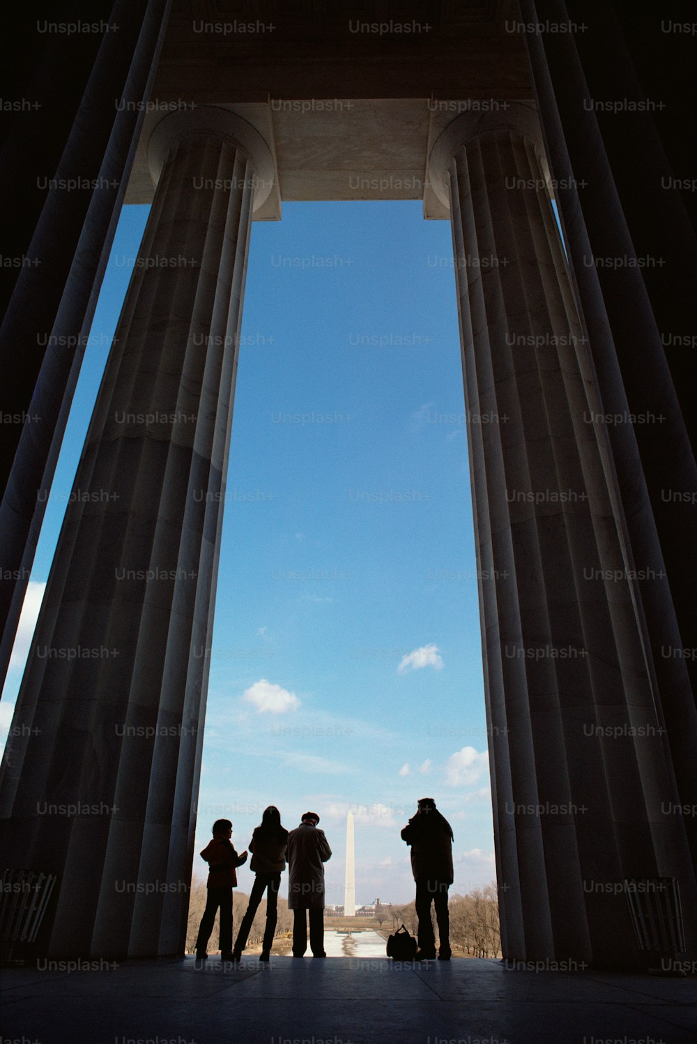 Un gruppo di persone in piedi di fronte a un edificio alto