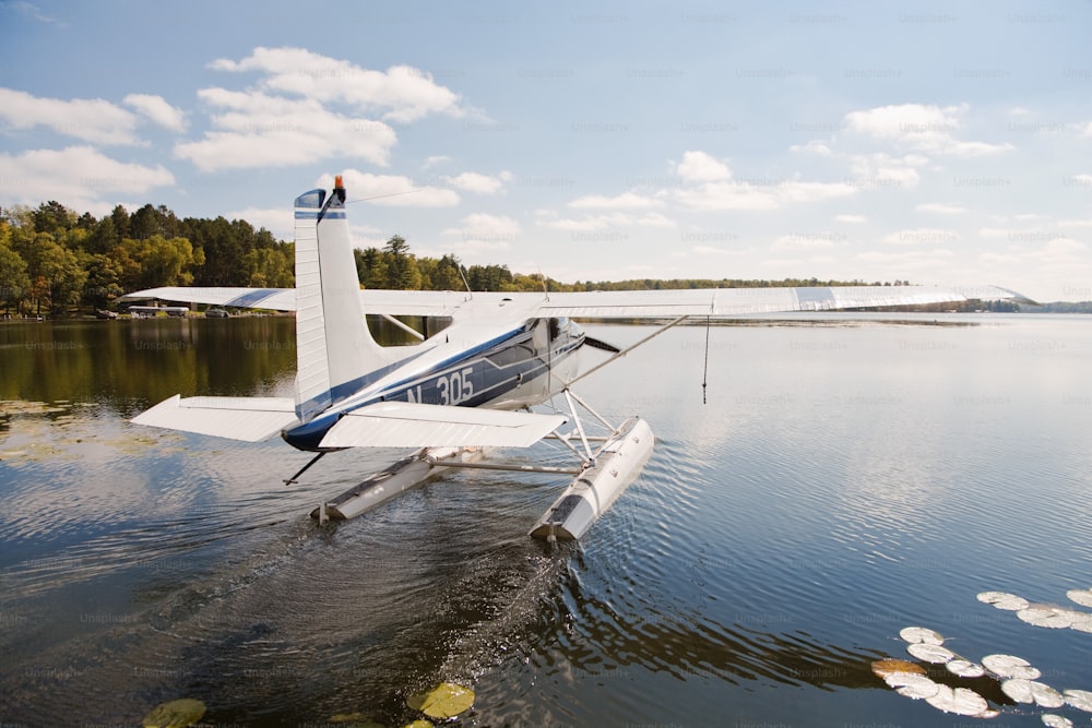 Ein kleines Flugzeug, das auf einem Gewässer sitzt