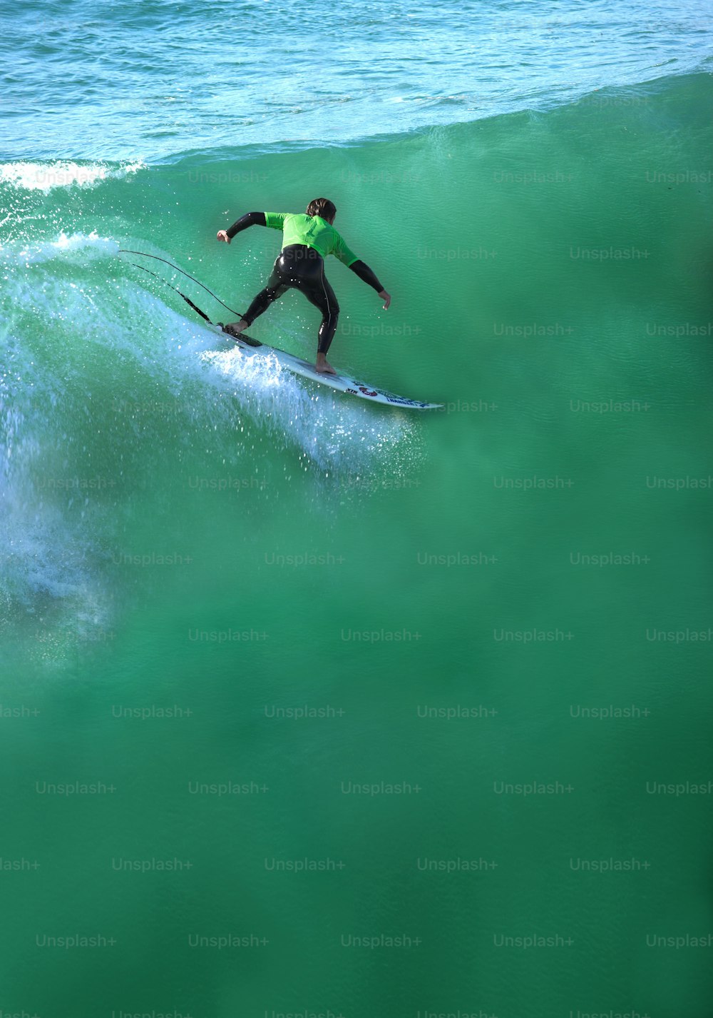 Un surfeur qui attrape une vague