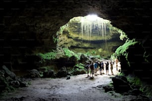 un gruppo di persone in piedi all'interno di una grotta