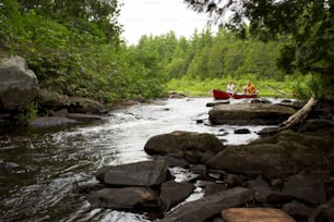 un groupe de personnes dans un canot sur une rivière