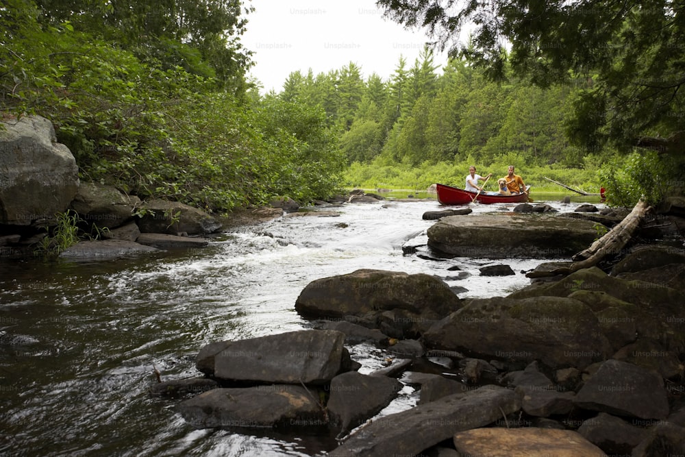 um grupo de pessoas em uma canoa em um rio