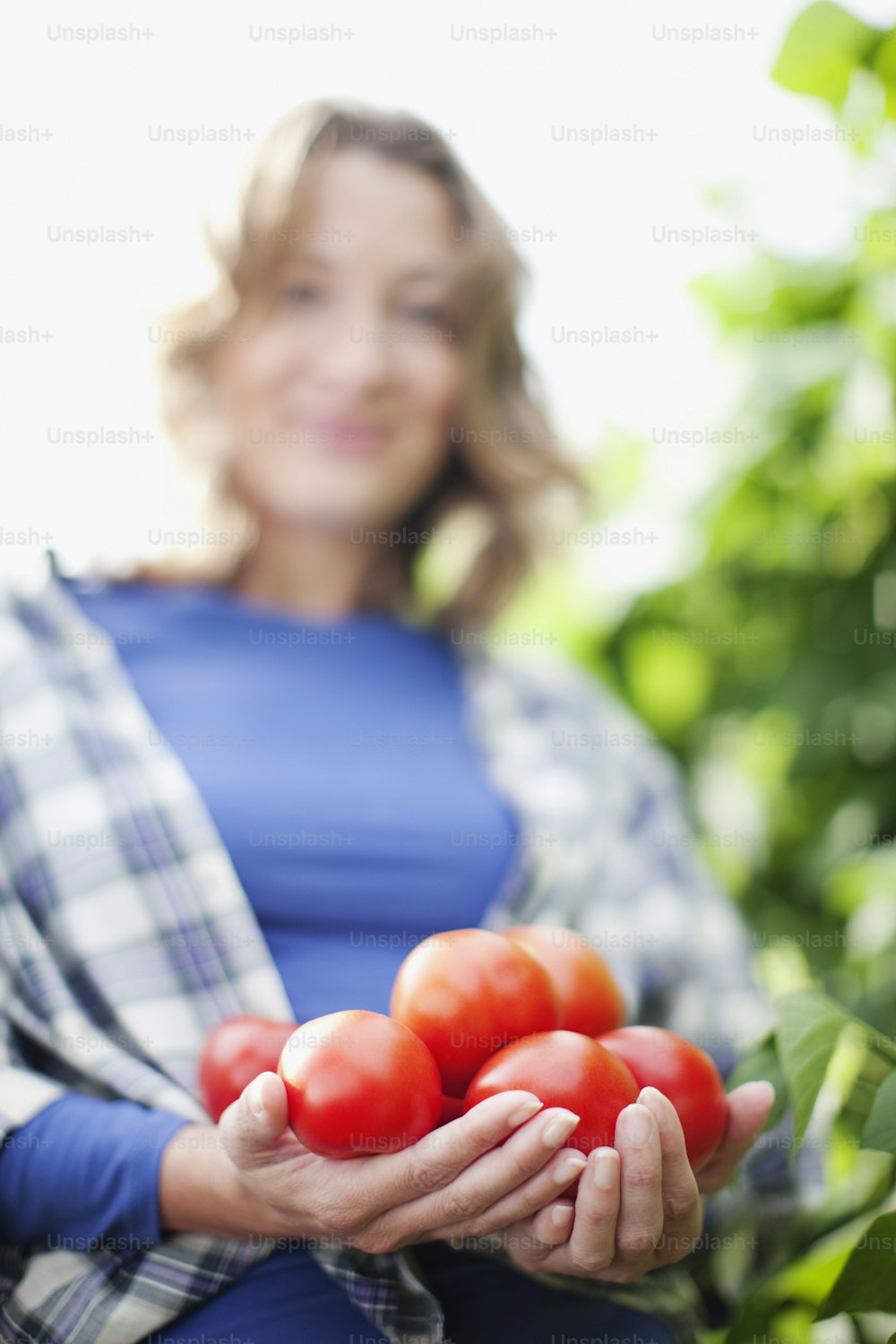 トマトを手に持つ妊婦