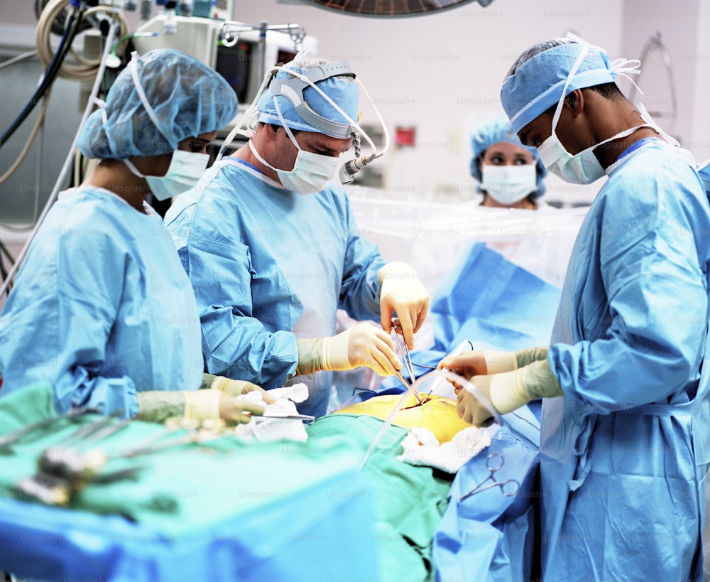 un groupe de médecins pratiquant une intervention chirurgicale dans un hôpital