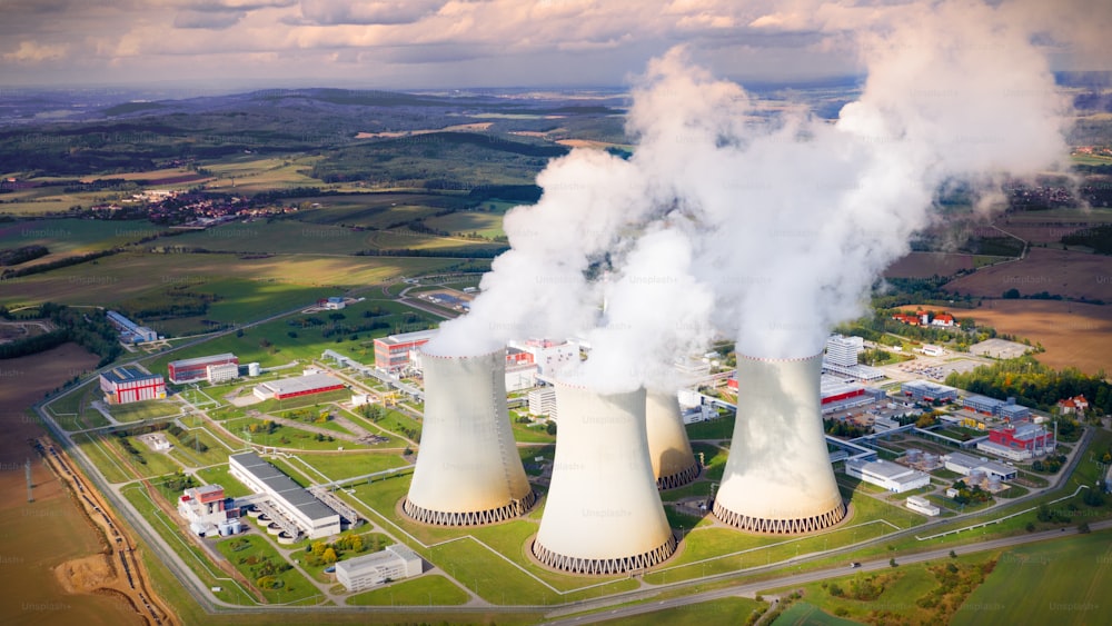 Veduta aerea della centrale nucleare di Temelin.  Questa centrale elettrica è un'importante fonte di elettricità per la Repubblica Ceca nell'Unione Europea.